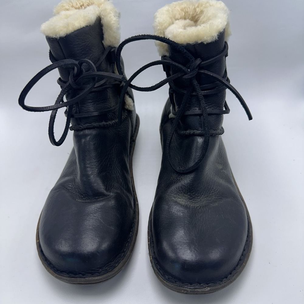 UGG Caspia Boots Black‎ Leather Lined Lace Up Women's Size 10 Booties 1932 - Picture 2 of 8